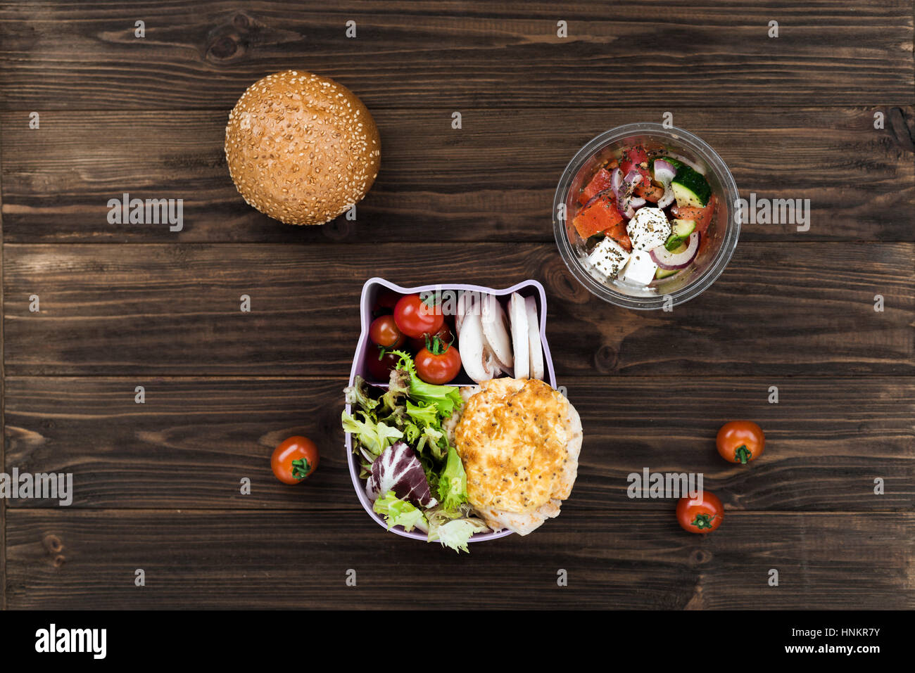 Tavolo in legno rivestito con caselle e pomodori Foto Stock