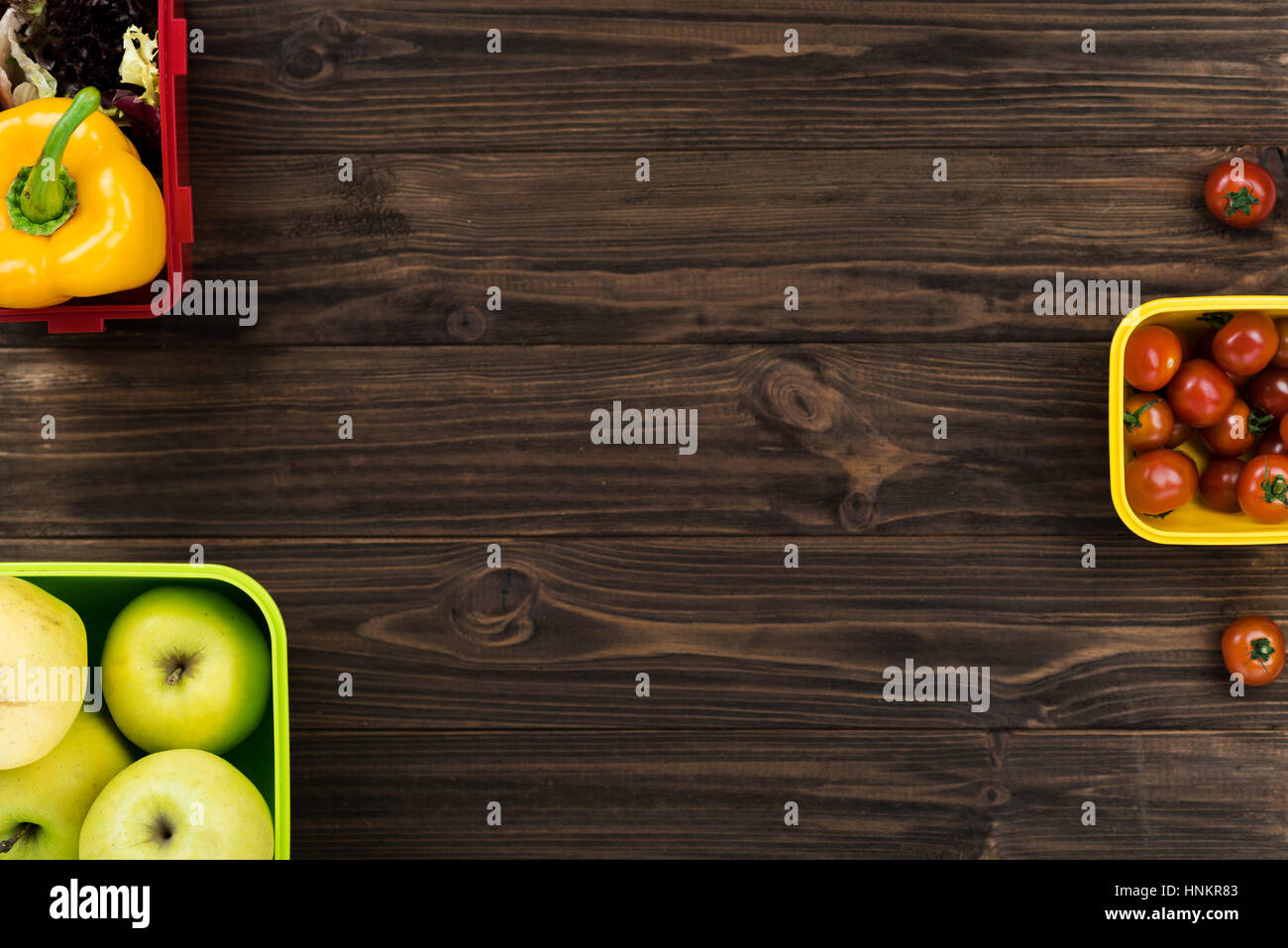 Gli angoli del tavolo Scatole di copertura con i prodotti alimentari Foto Stock