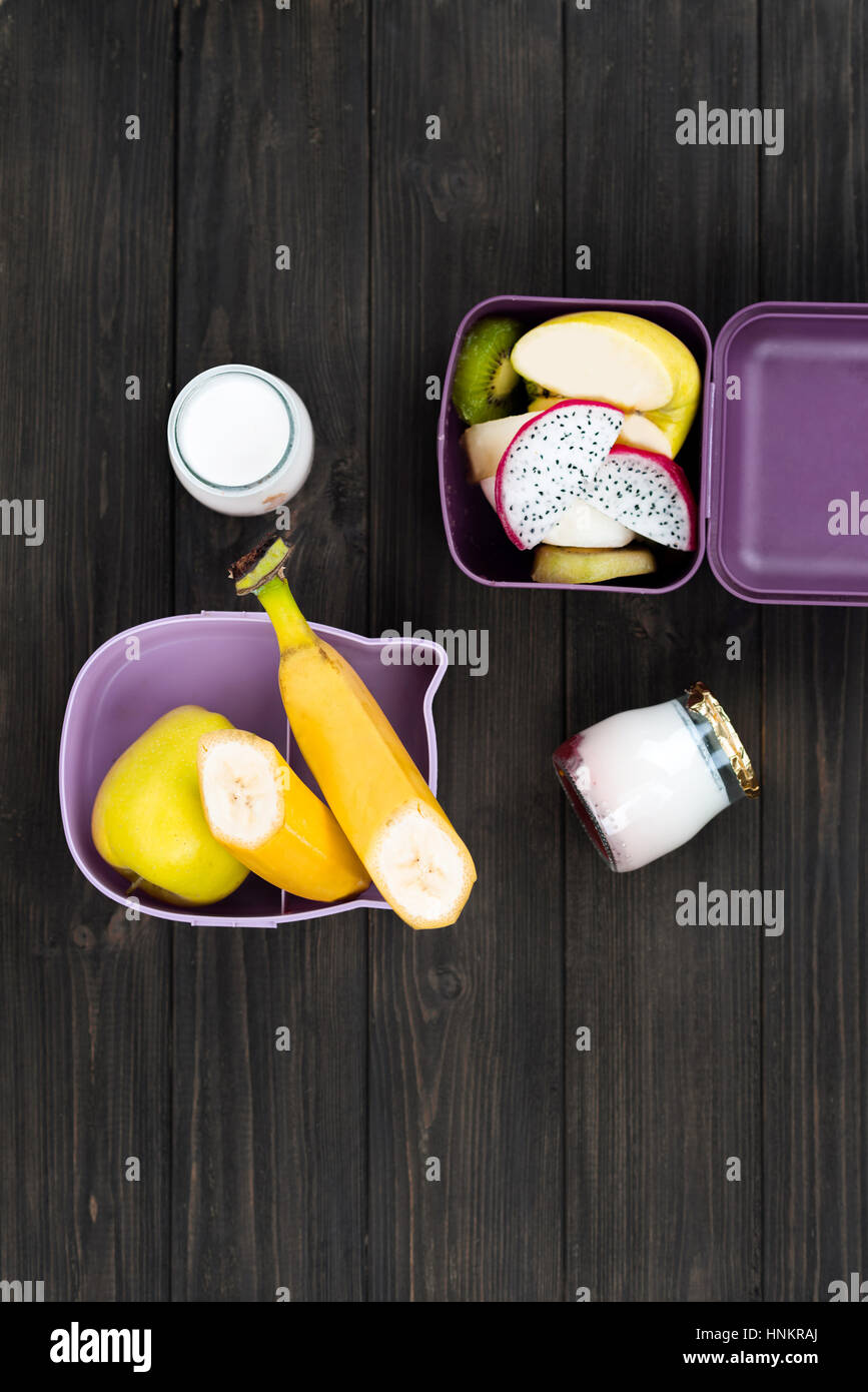 Foto verticale di frutti giacente in scatole Foto Stock