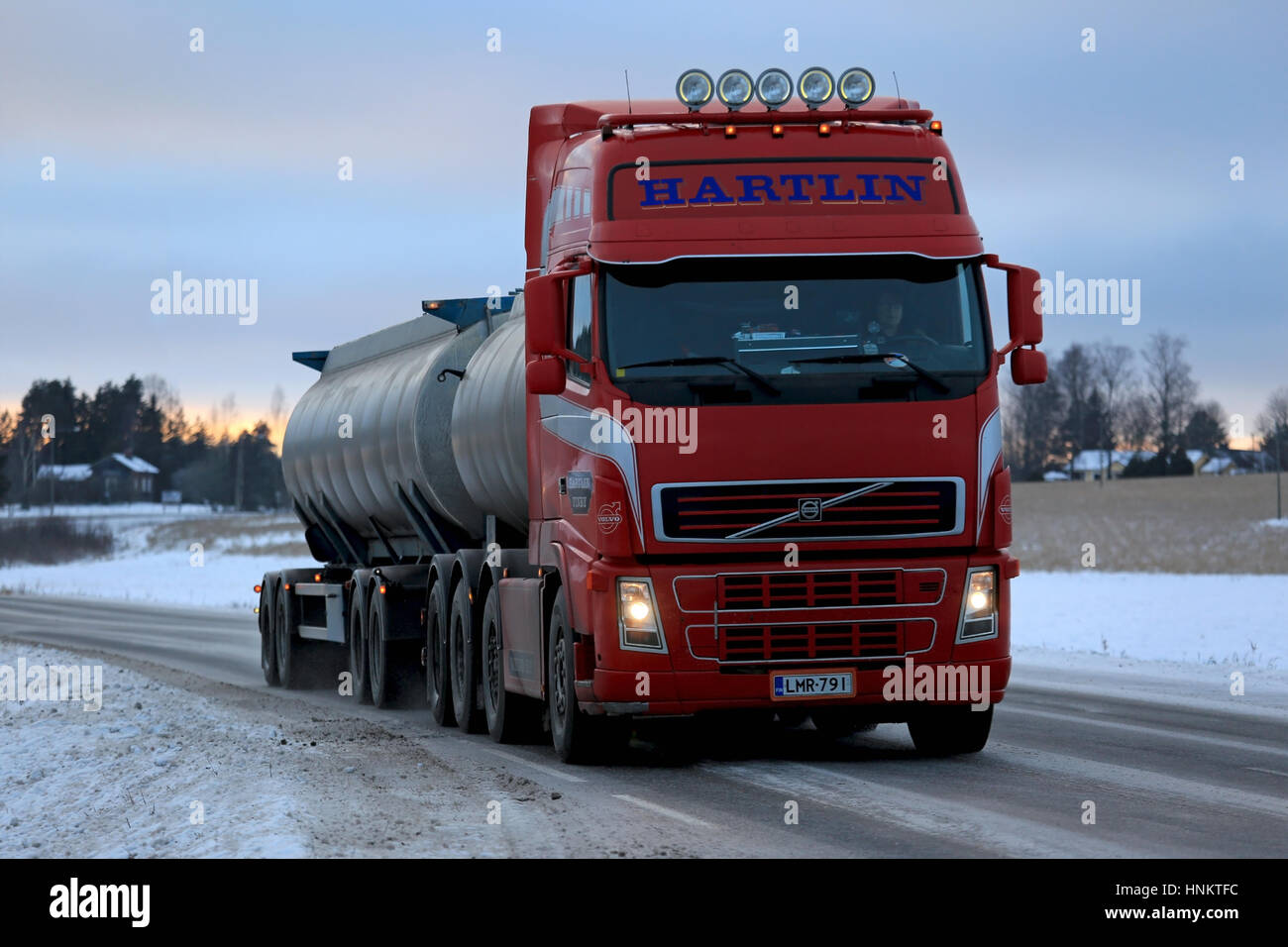 SALO, Finlandia - 15 gennaio 2017: Rosso Volvo FH camion cisterna per trasporto alla rinfusa offre un carico lungo l'autostrada al tramonto in inverno. Foto Stock