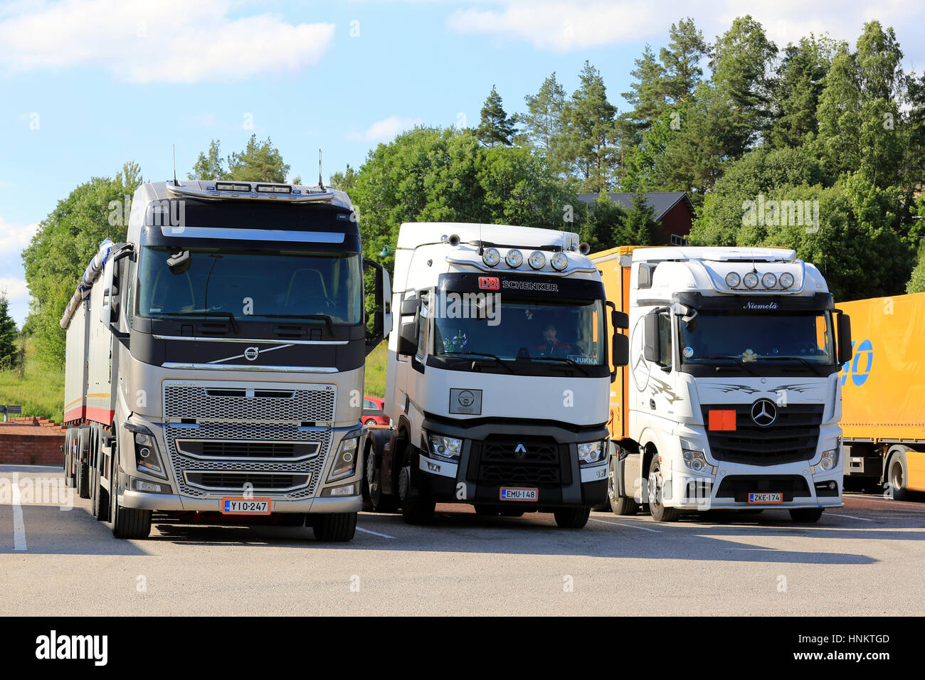 SALO, Finlandia - luglio 1, 2016: Moderno Volvo FH, Renault Trucks T e Mercedes-Benz Actros veicoli pesanti parcheggiata in un arresto carrello cantiere sulla bellissima Foto Stock