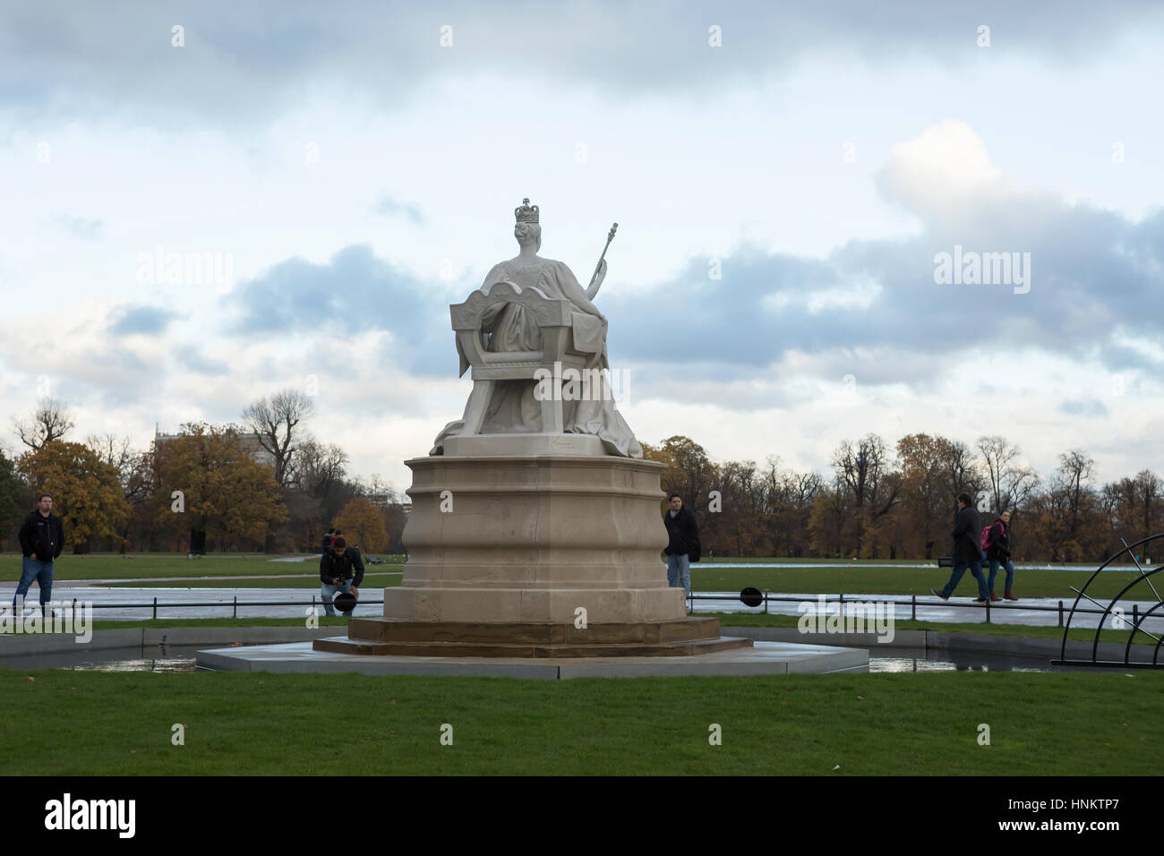 Autunno a Londra. Come arriva l'autunno ad una estremità i tappeti di foglie di autunno coprire il terreno e ottenere satuarated dalla pioggia. Foto Stock