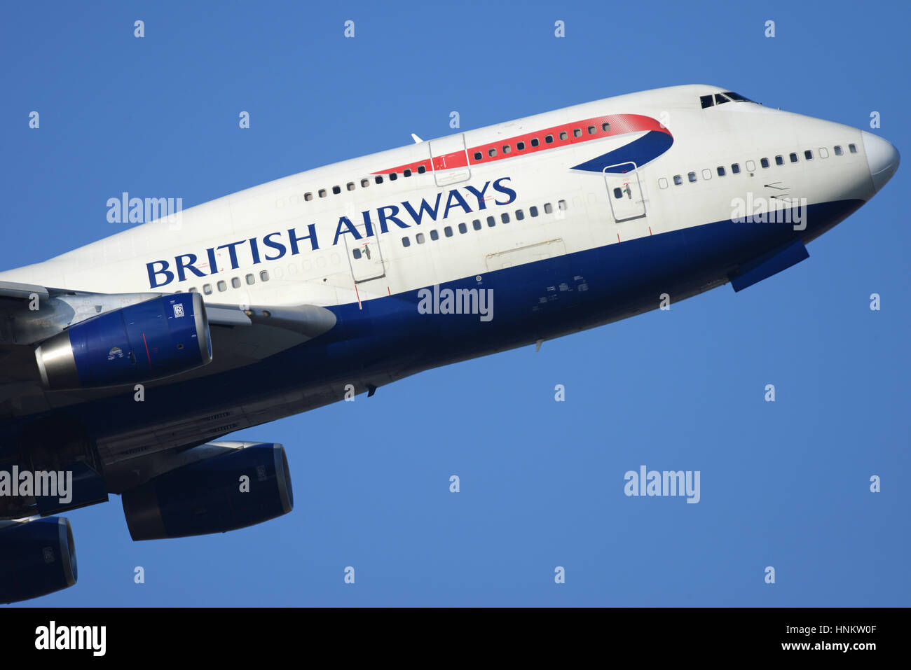 Un British Airways 747-400 il decollo dall'Aeroporto di Londra Heathrow in cielo blu Foto Stock