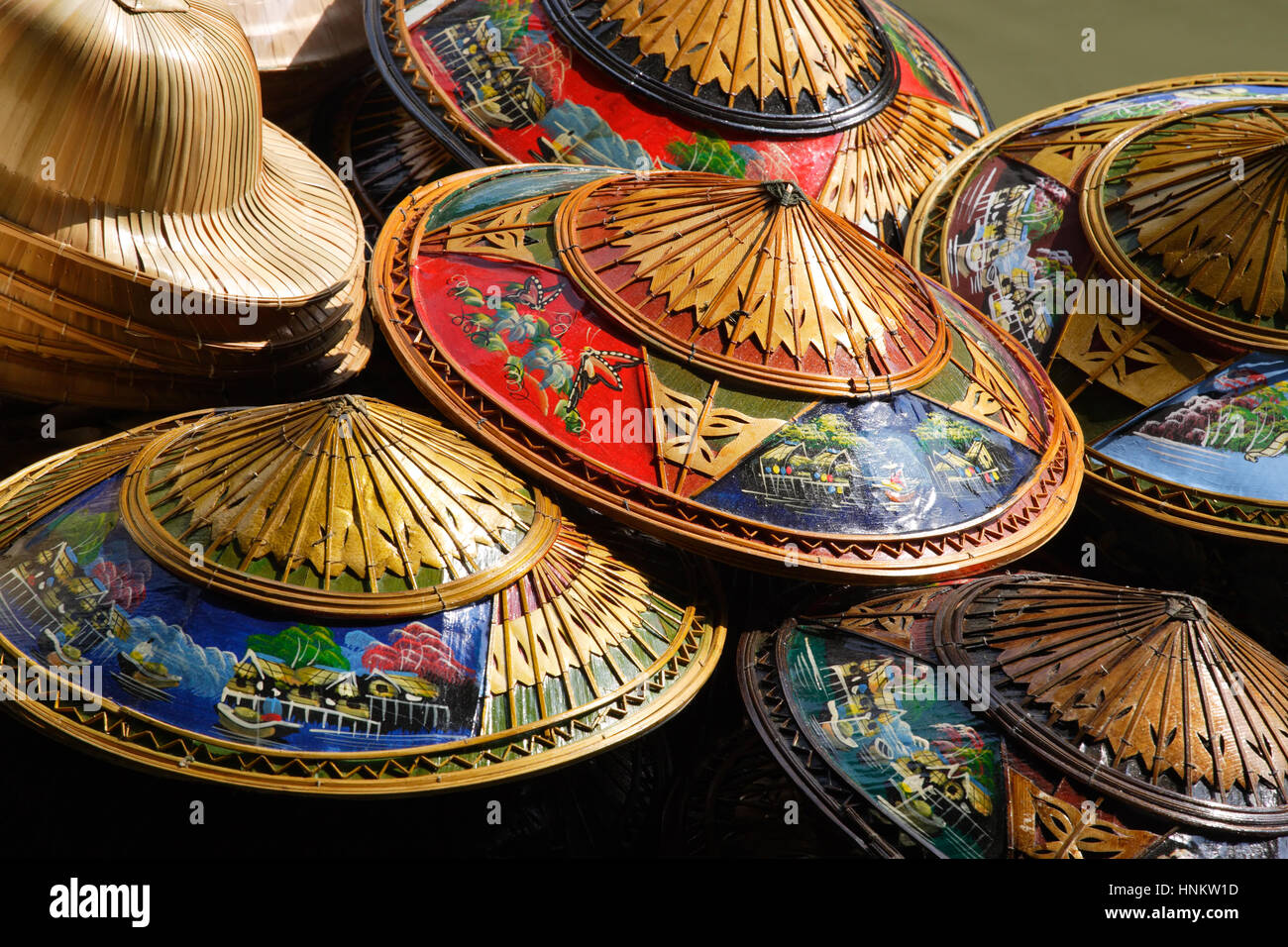 Foto di centinaia di cappelli di souvenir impilati per i turisti a comprare mentre visitano la Thailandia. Foto Stock