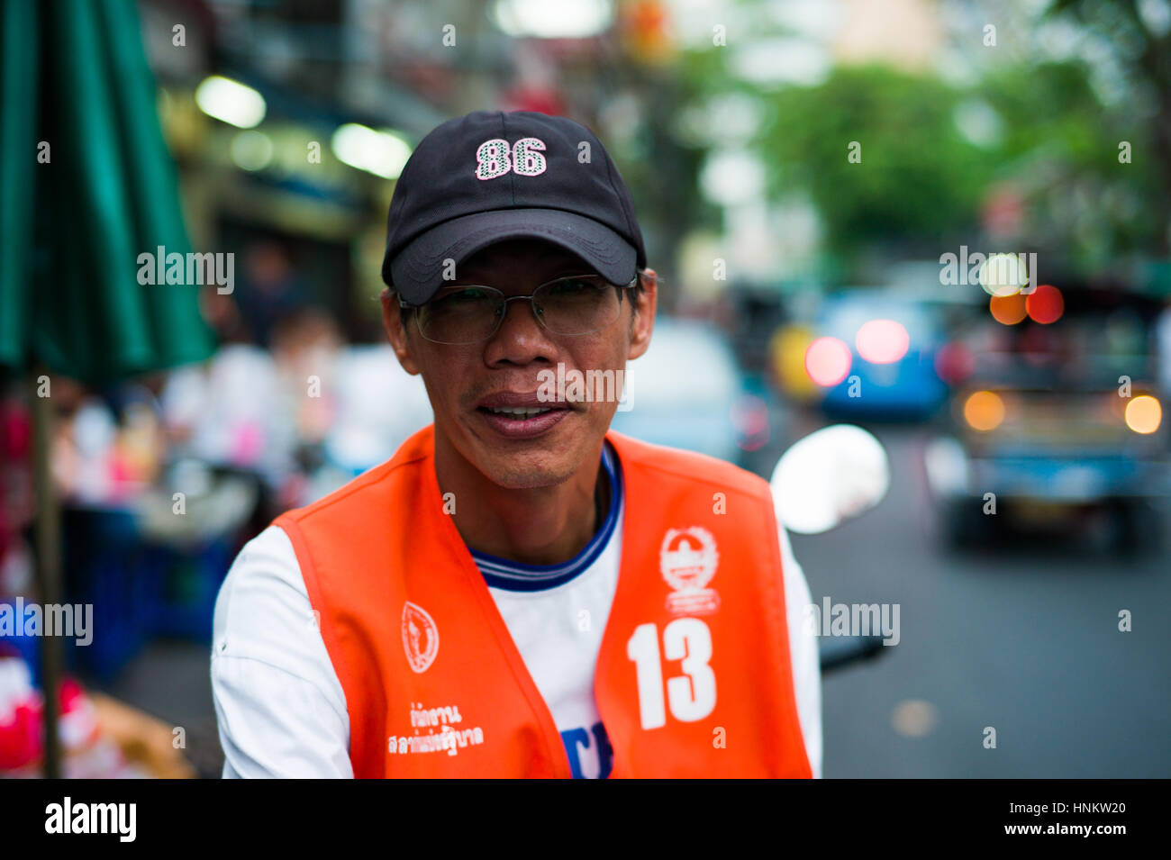 Motociclo Taxi driver Bangkok in Thailandia Foto Stock