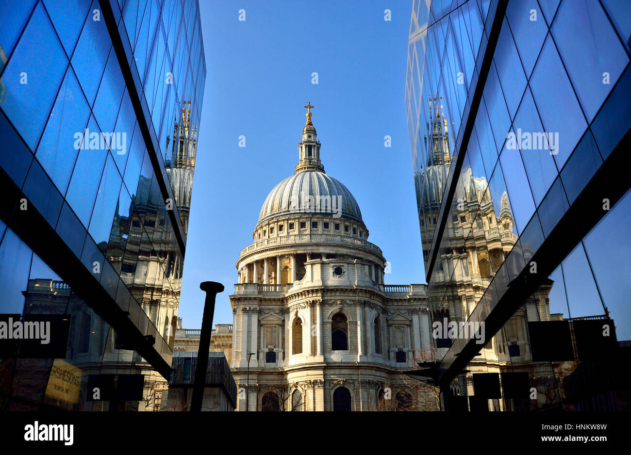 Londra, Inghilterra, Regno Unito. La Cattedrale di St Paul e visto da un nuovo cambiamento shopping centre Foto Stock