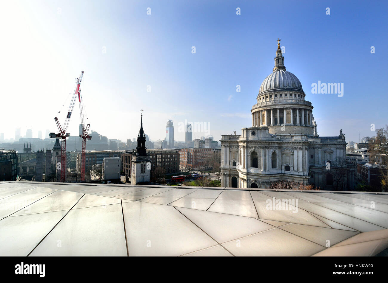 Londra, Inghilterra, Regno Unito. La Cattedrale di St Paul e visto da un nuovo cambiamento shopping center terrazza sul tetto Foto Stock