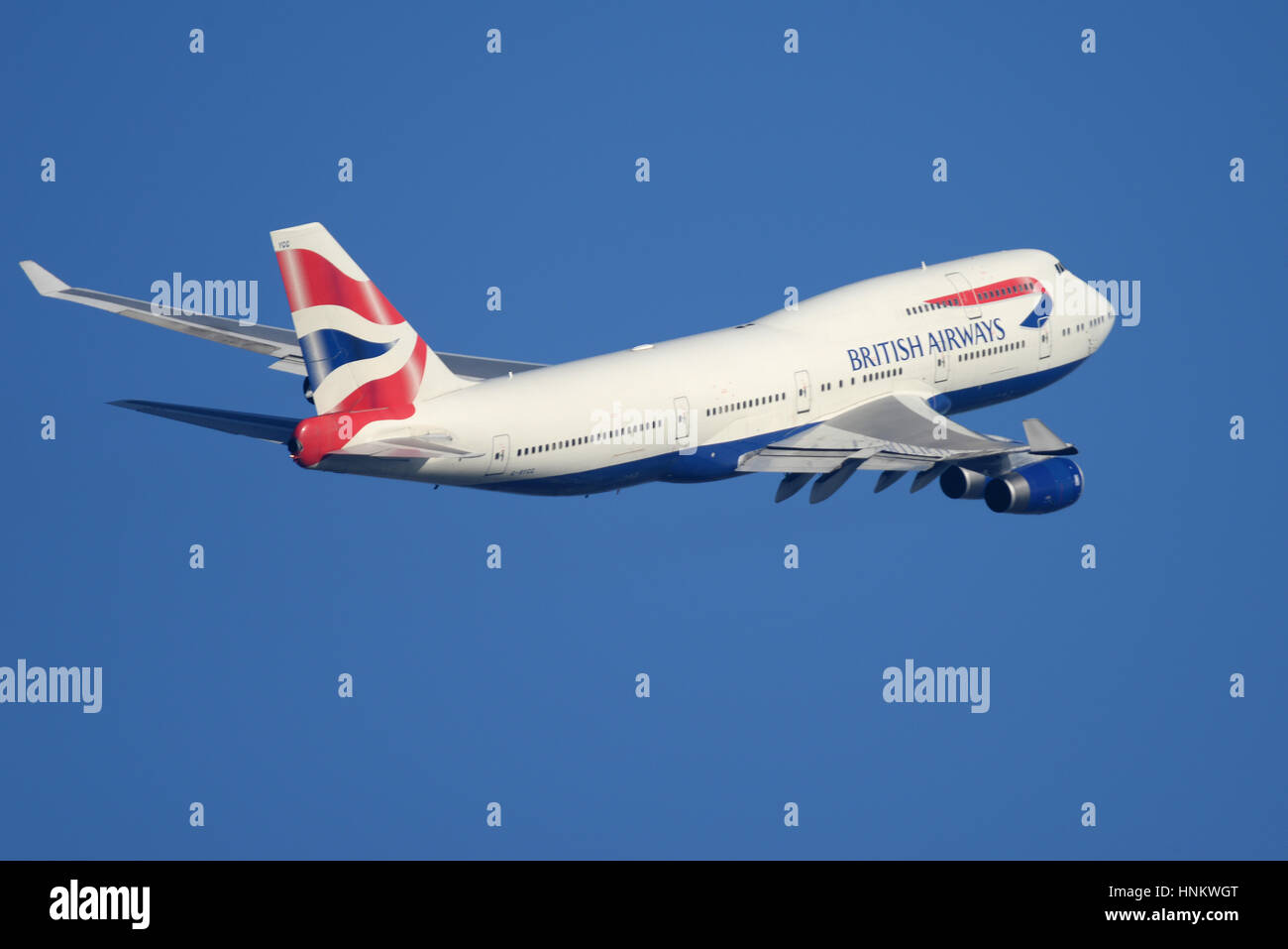 British Airways 747-436 G-BYGG decollo dall'Aeroporto di Londra Heathrow in cielo blu Foto Stock