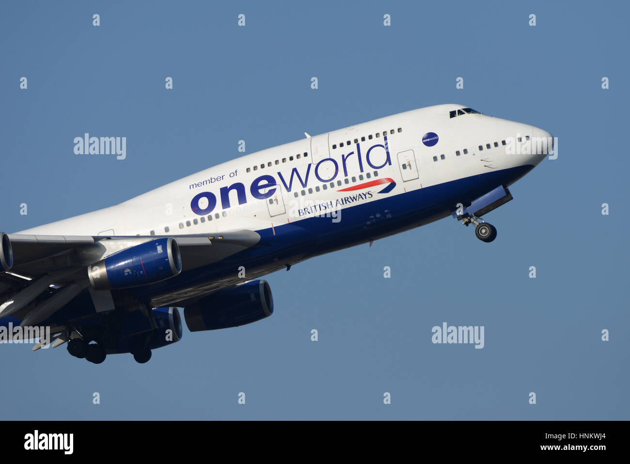 British Airways 747-436 G-CIVP decolla dall'aeroporto Heathrow di Londra nel cielo blu. Livrea oneworld Foto Stock