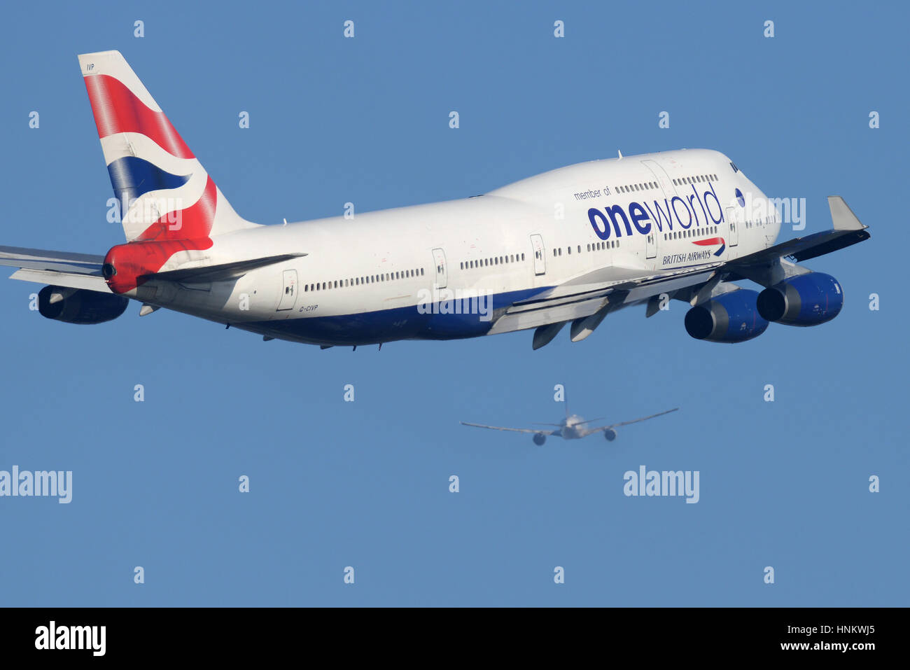 British Airways 747-436 G-CIVP decollo dall'Aeroporto di Londra Heathrow in cielo blu Foto Stock