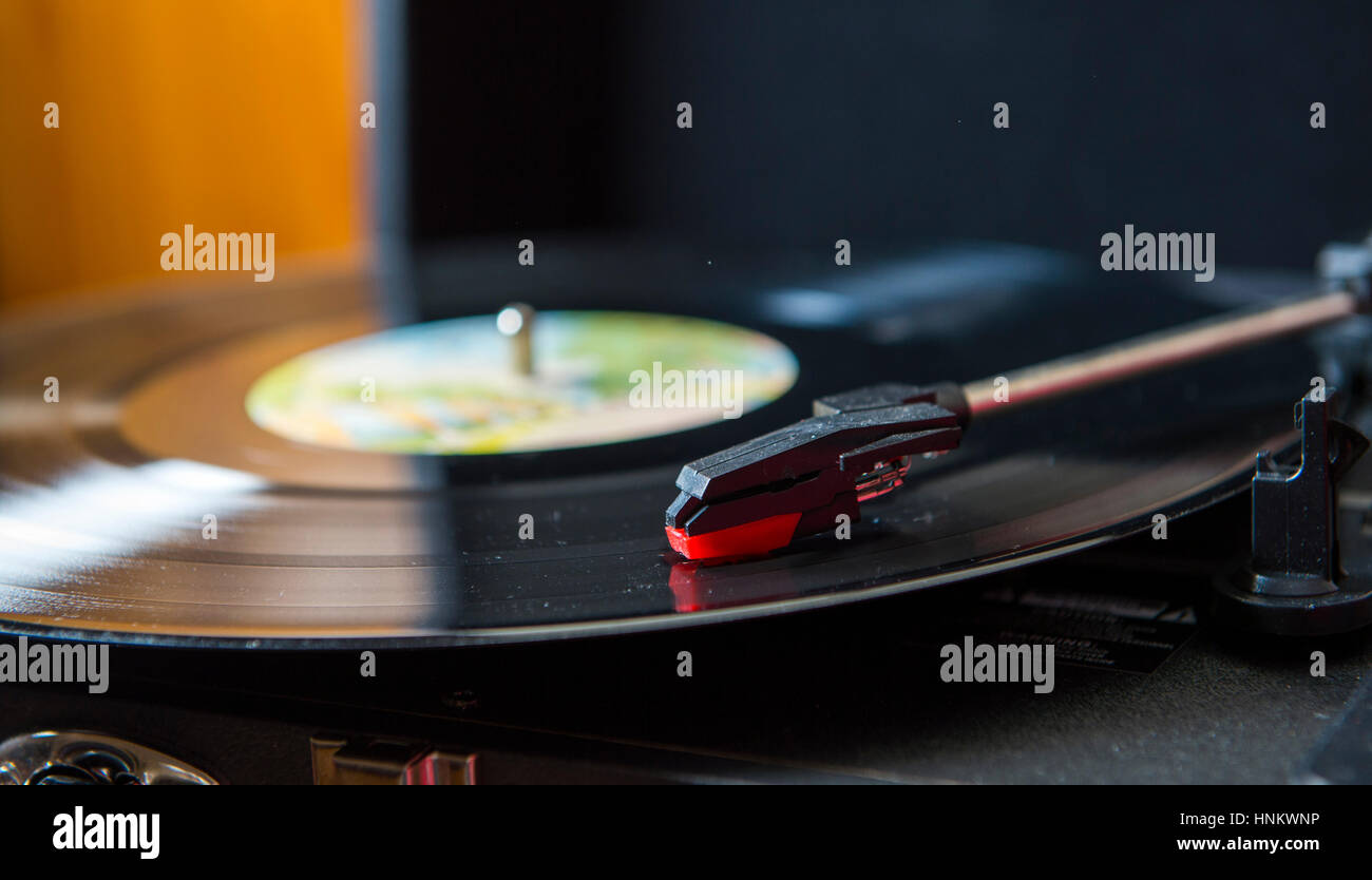 In stile retrò M&S vinile portatile record giocatore . Dischi in Vinile hanno fatto una grande rimonta negli ultimi due anni nel Regno Unito Foto Stock