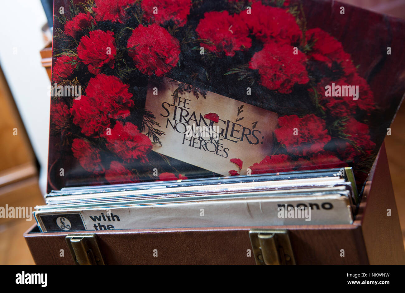 In stile retrò M&S vinile portatile record giocatore con gli Stranglers classica non più eroi album. Dischi in Vinile hanno fatto una grande rimonta in ultimo paio Foto Stock