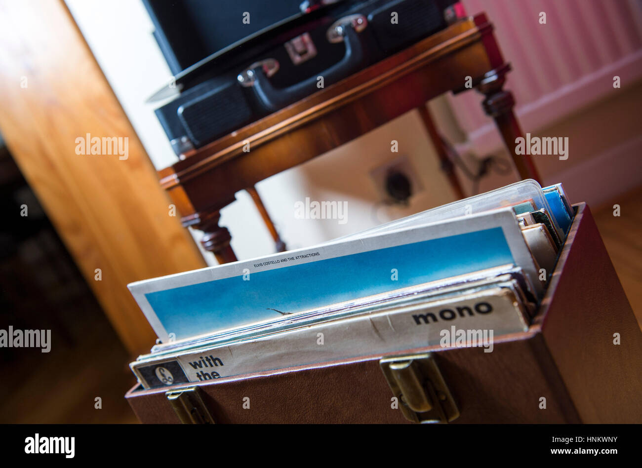 In stile retrò M&S vinile portatile record giocatore con scatola di album. Dischi in Vinile hanno fatto una grande rimonta negli ultimi due anni nel Regno Unito Foto Stock