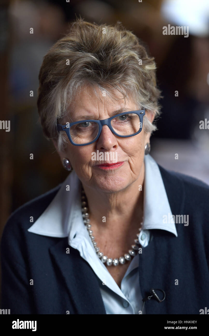 Prue Leith, che è stato nominato per sostituire Mary Berry come giudice del Great British Bake Off, partecipa A UN tè pomeridiano molto speciale, con nutrizionista alle stelle Jane Clarke e Terry Jones, soffocante di demenza, per lanciare Nourish website & community, Aiutare le persone affette da cancro e demenza attraverso il potere di un buon cibo, un vero nutrimento e un supporto esperto al Royal Hospital Chelsea. Foto Stock