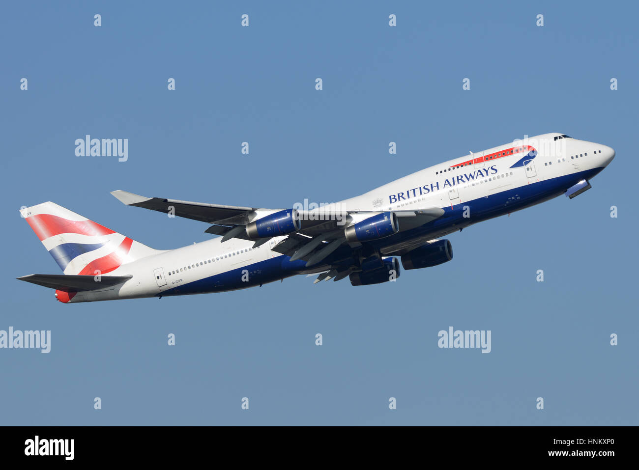 British Airways 747-436 G-CIVR il decollo dall'Aeroporto di Londra Heathrow in cielo blu Foto Stock