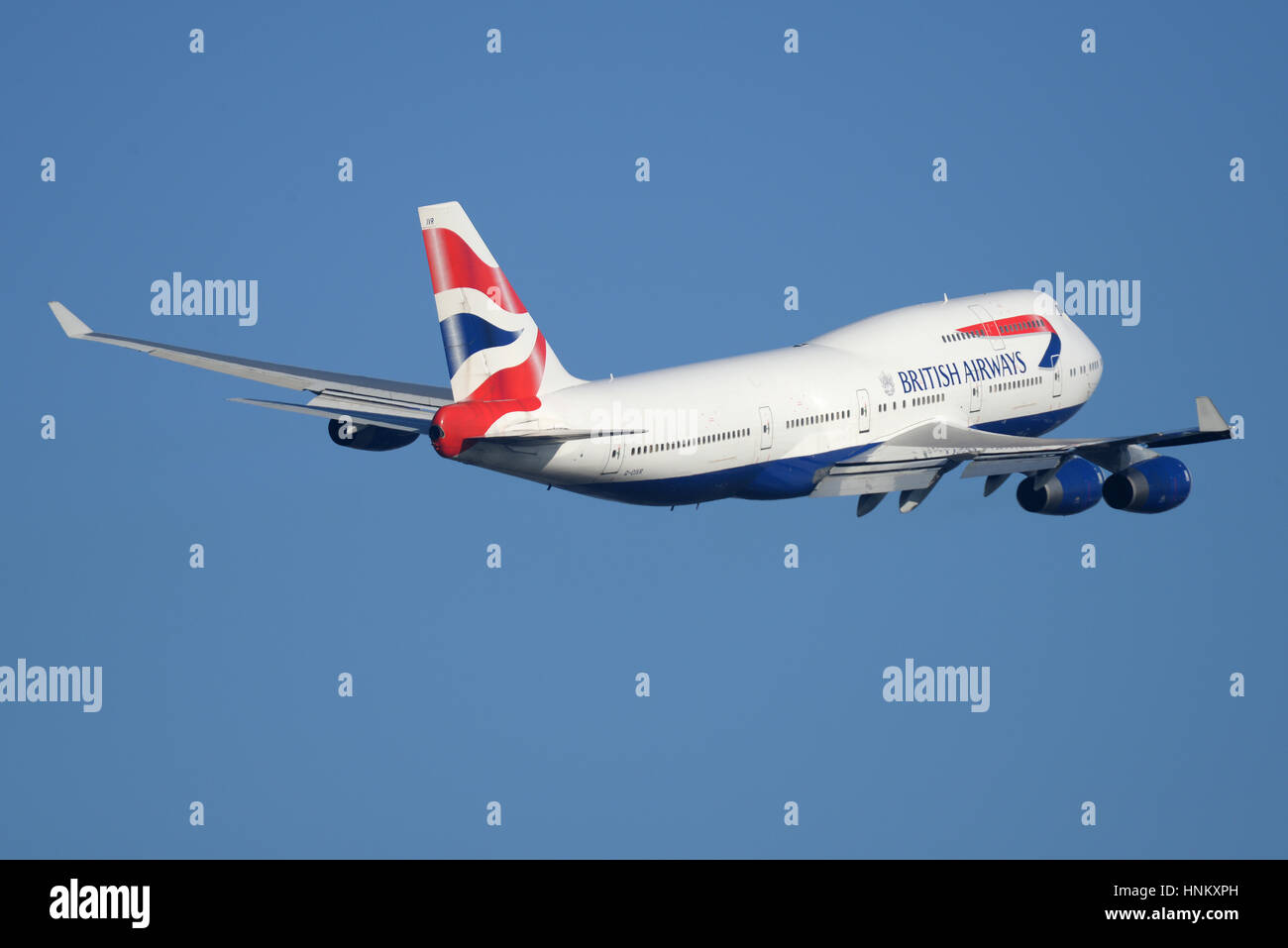 British Airways 747-436 G-CIVR il decollo dall'Aeroporto di Londra Heathrow in cielo blu Foto Stock