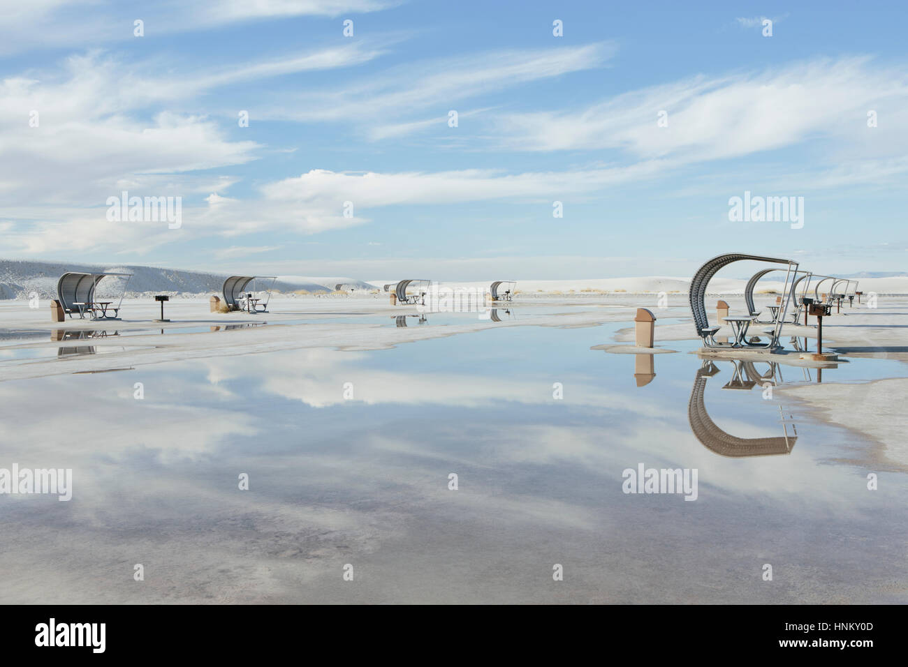 Tavoli da picnic e ripari a White Sands National Park Foto Stock