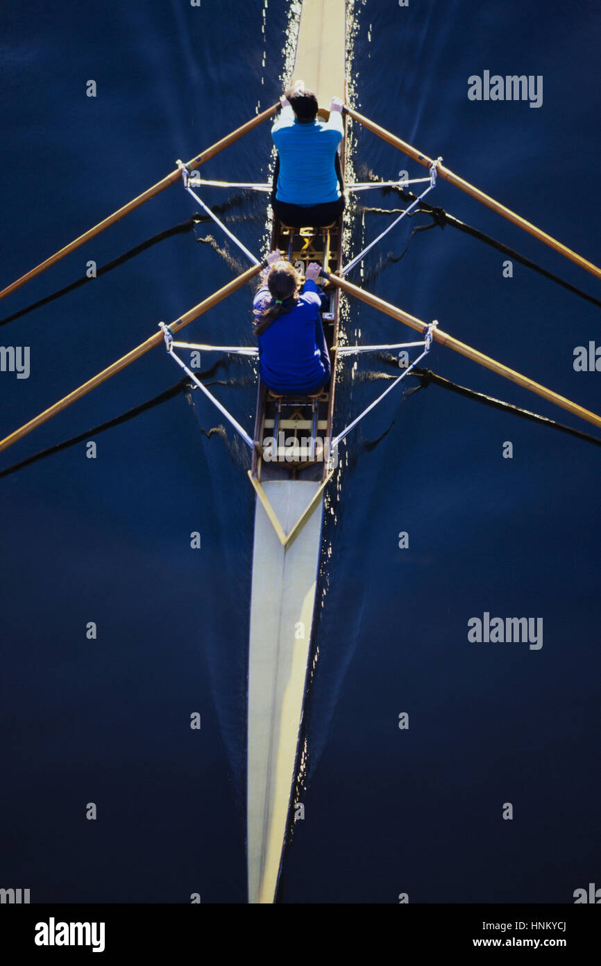 Vista aerea delle donne di canottaggio scull doppia imbarcazione durante la gara competitiva a Seattle. Foto Stock