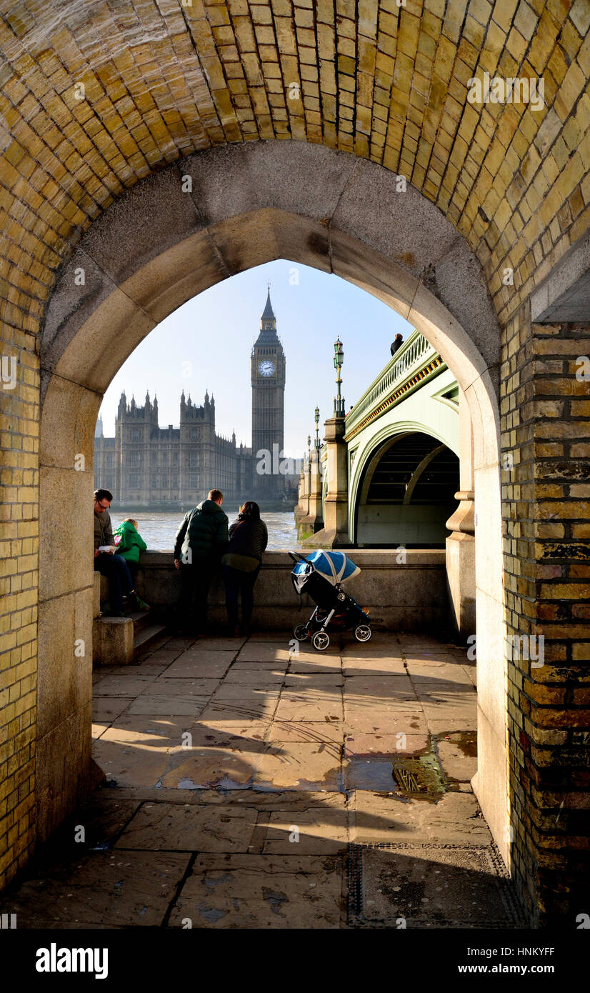 Londra, Inghilterra, Regno Unito. Il Big Ben e il Parlamento si vede attraverso un arco sotto Westminster Bridge Foto Stock