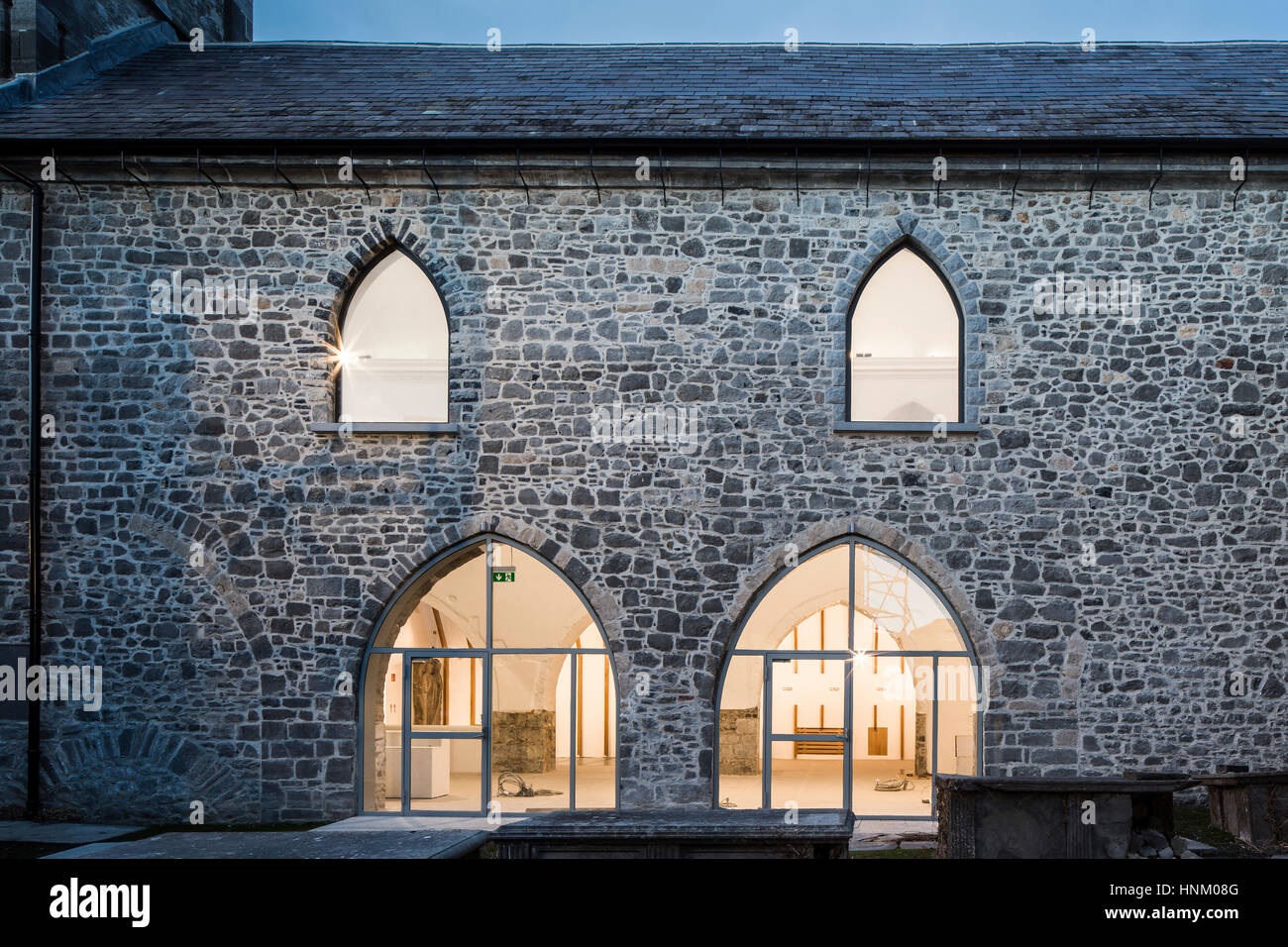 Dettaglio del volume originale al crepuscolo. St Mary Hall Kilkenny, Kilkenny, Irlanda. Architetto: McCullough Mulvin Architects, 2016. Foto Stock