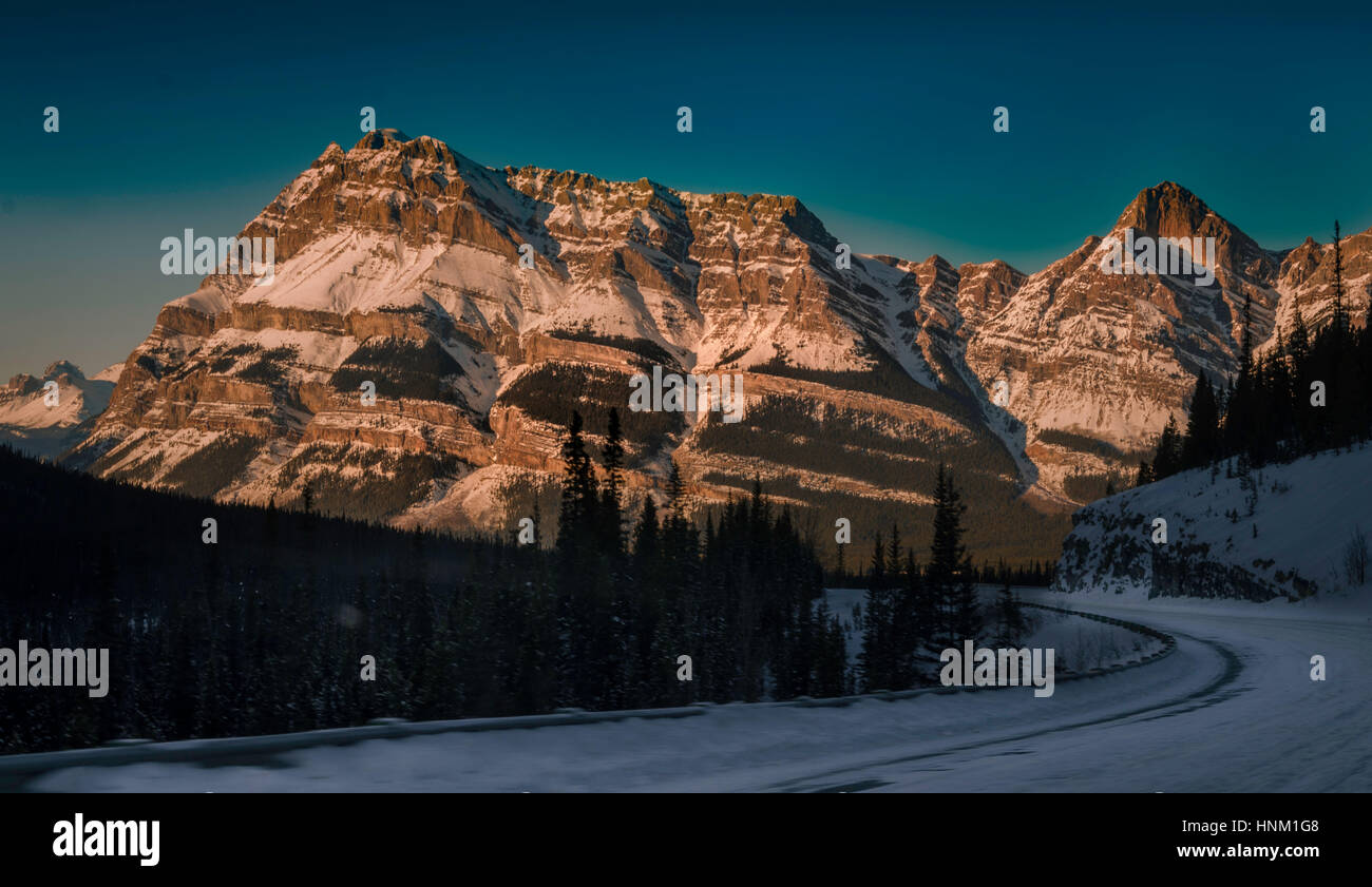 Roadtrip tramonto nelle montagne rocciose canadesi Foto Stock