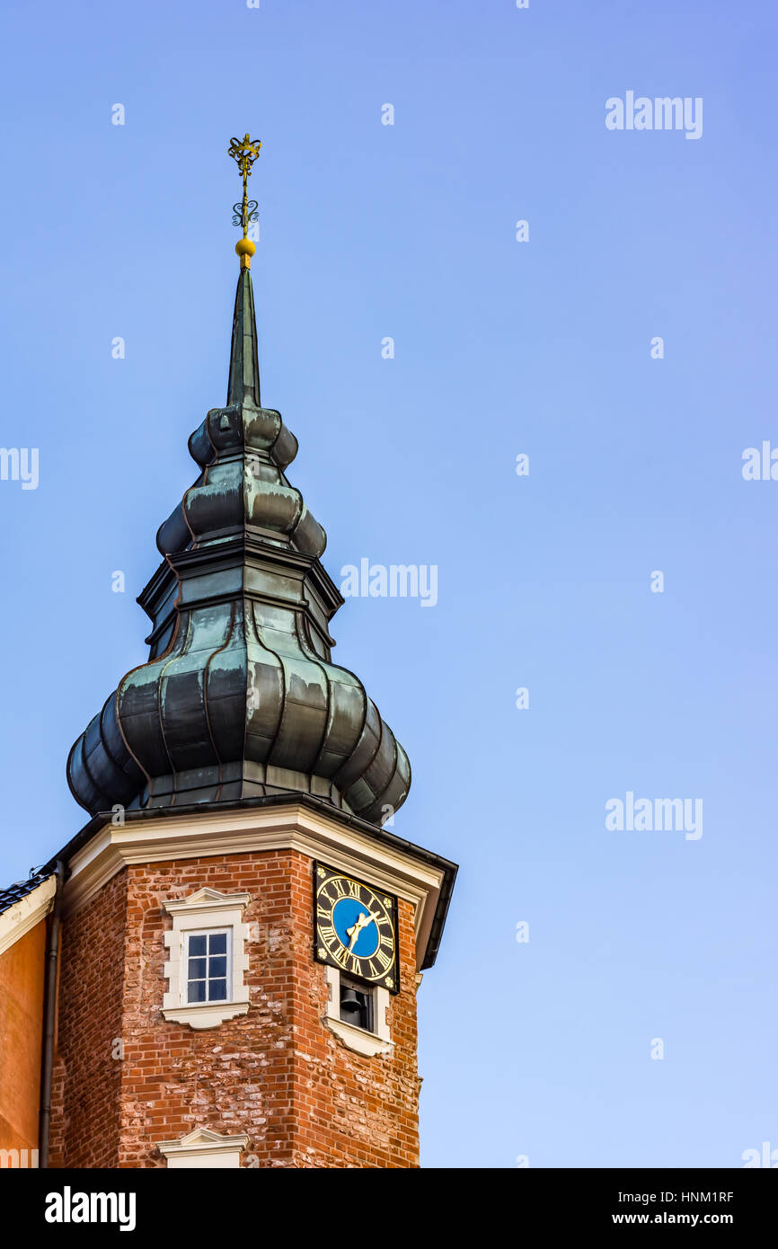 Clocktower di mattoni rossi e una guglia di rame contro il cielo blu a castello Jagerspris, Danimarca - 13 Febbraio 2017 Foto Stock