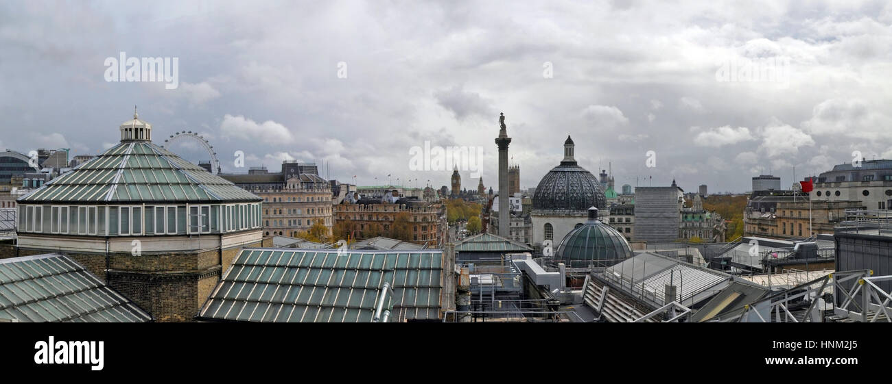 Un insolito panorama sul tetto di Londra, inclusi i tetti e sistemi di controllo della temperatura della Galleria Nazionale in primo piano. In retro polv Foto Stock