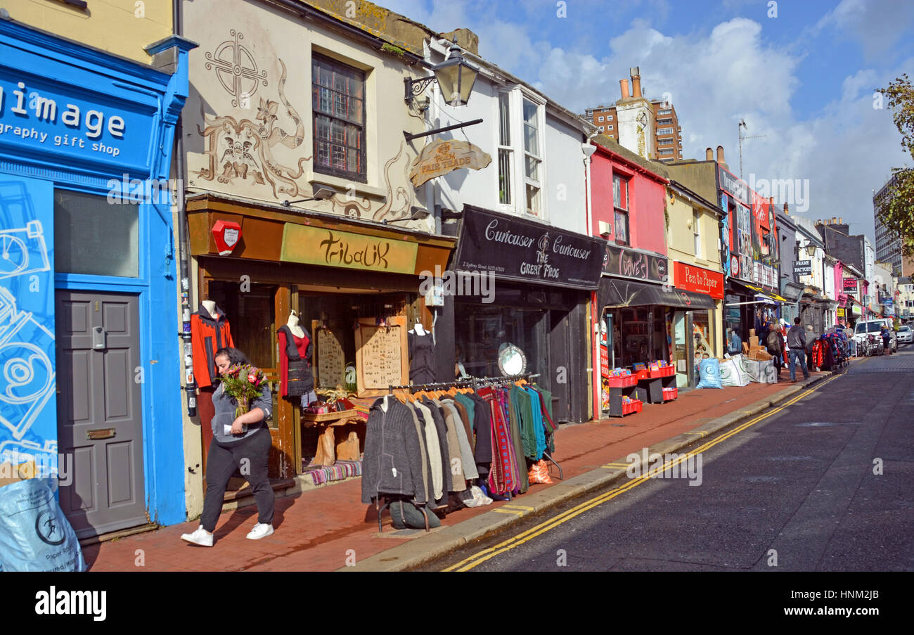 Brighton, Regno Unito - 10 Ottobre 2014: vivacemente colorati negozi della famosa North Laines distretto di Brighton, Surrey. Foto Stock