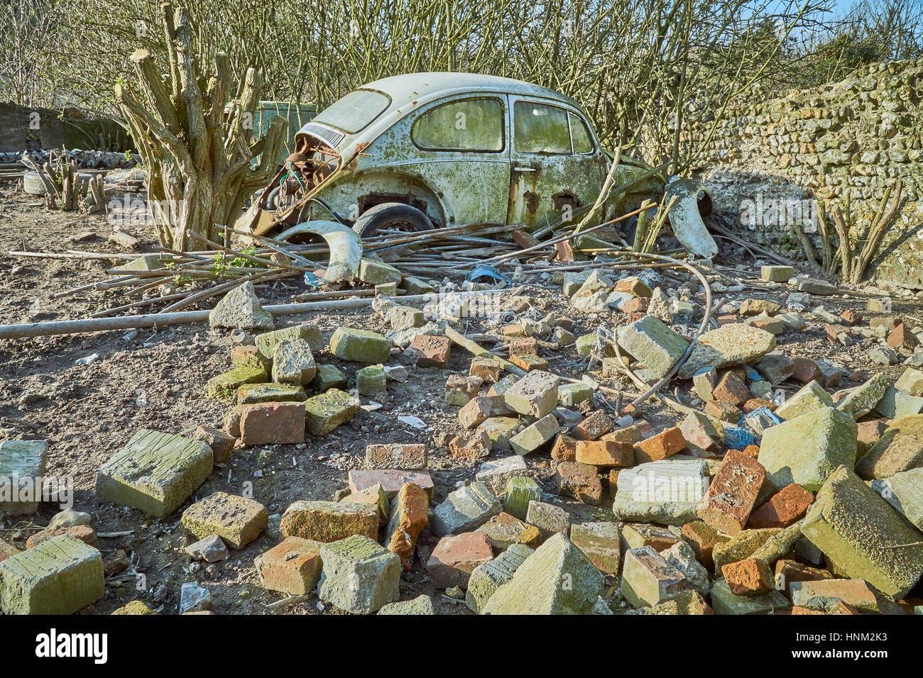 Auto abbandonate in una vecchia aia Foto Stock