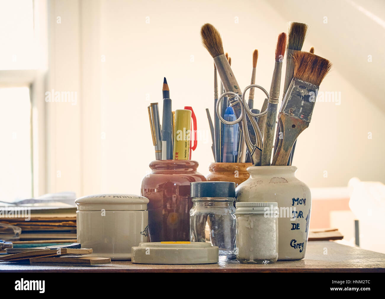 La raccolta di strumenti di disegno, vernice brushess, matite e pentole Foto Stock