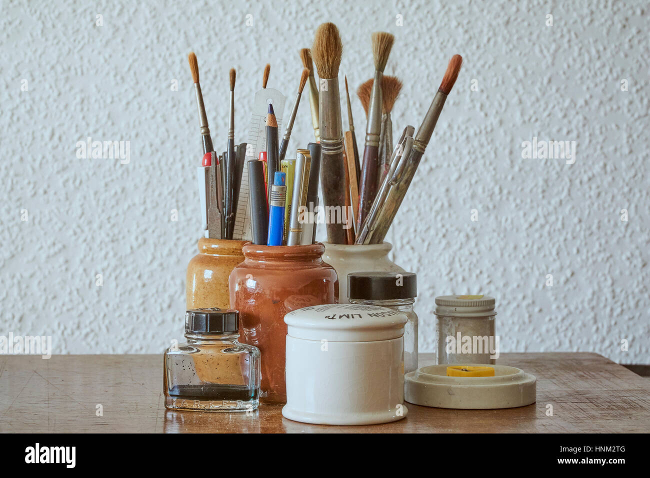 Raccolta di pennelli matite strumenti da disegno e pentole Foto Stock