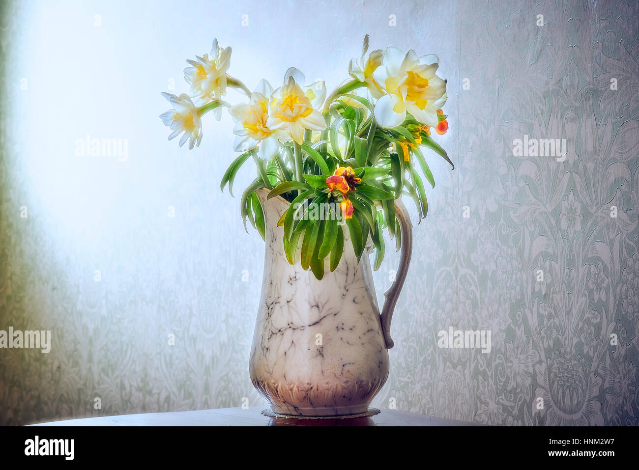Vaso di narcisi e wallflowers. La luce del mattino Foto Stock