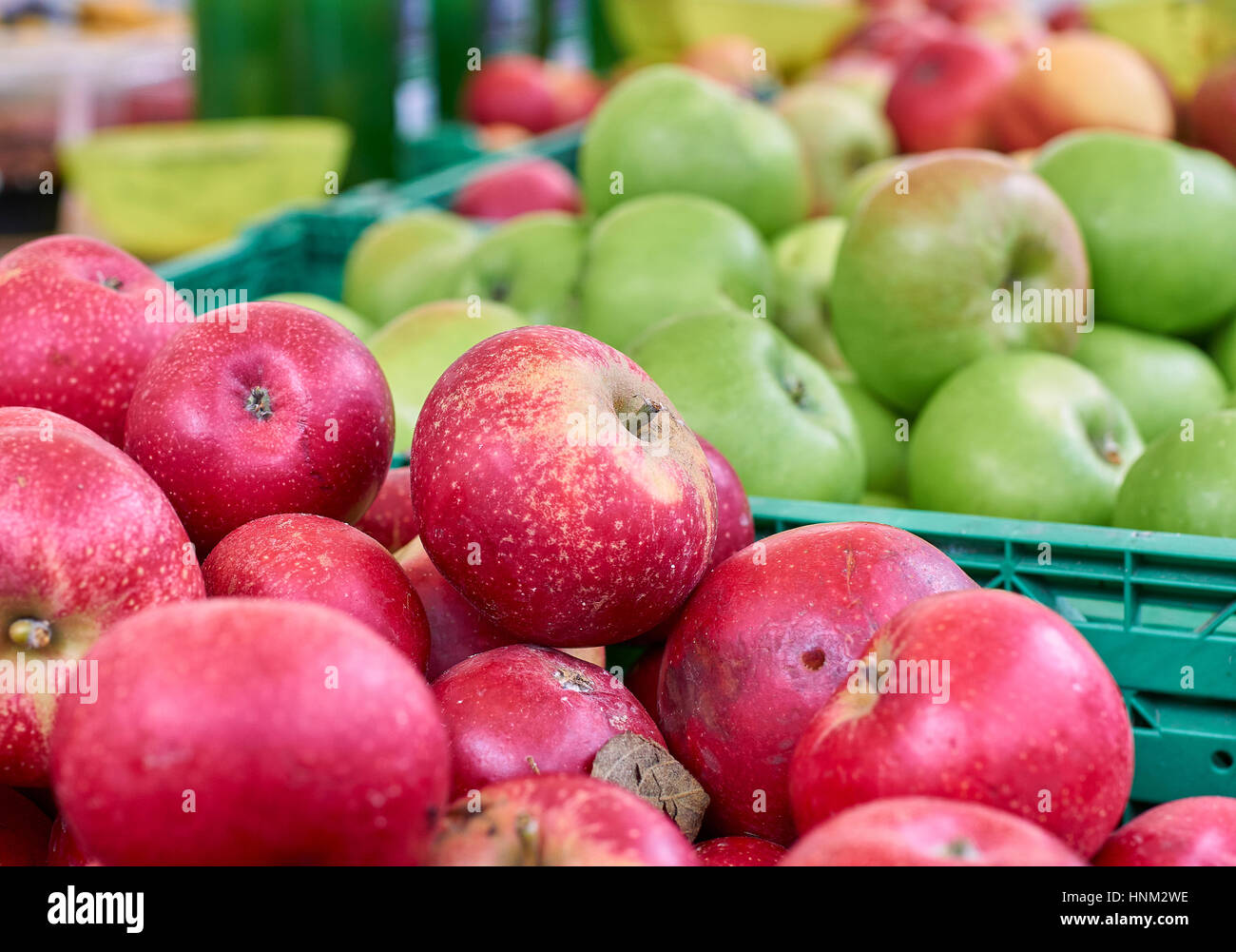 Rustico rosso e mele verdi su un mercato particolare di stallo Foto Stock