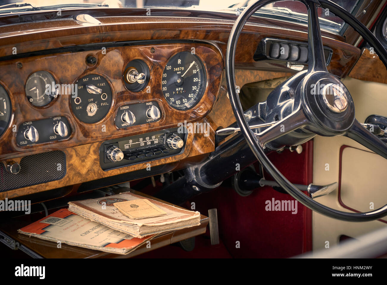 Auto d'epoca, cruscotto con noce e chrome Foto Stock