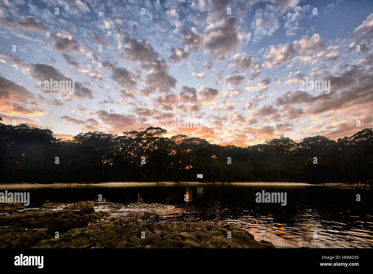Drammatico tramonto su luna di miele Bay, Jervis Bay, South Coast, Nuovo Galles del Sud, NSW, Australia Foto Stock