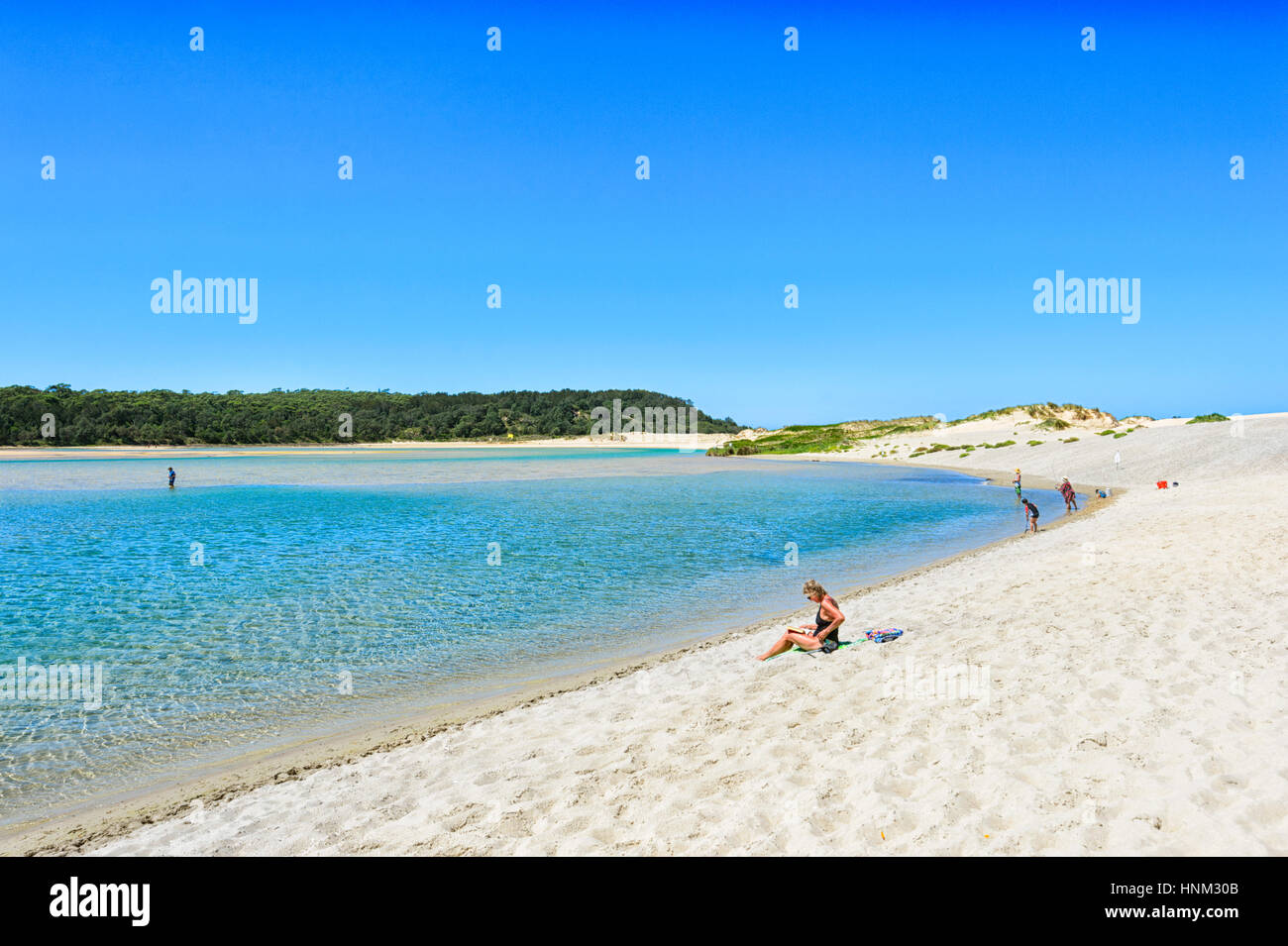 Persone relax al lago Conjola, Shoalhaven, South Coast, Nuovo Galles del Sud, NSW, Australia Foto Stock