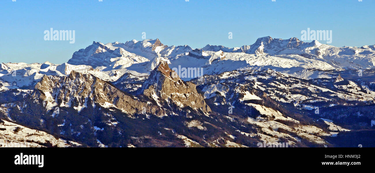 Vista panoramica delle vette delle Alpi della Svizzera in inverno, Kanton Schwyz, Svizzera Foto Stock