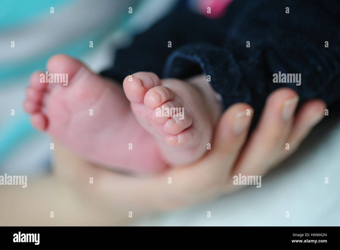 Madre mani piedi del bambino Foto Stock