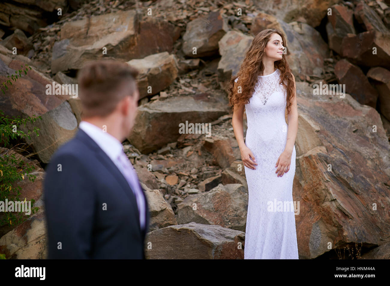 Sposa e lo sposo in wedding camminare in montagna Foto Stock