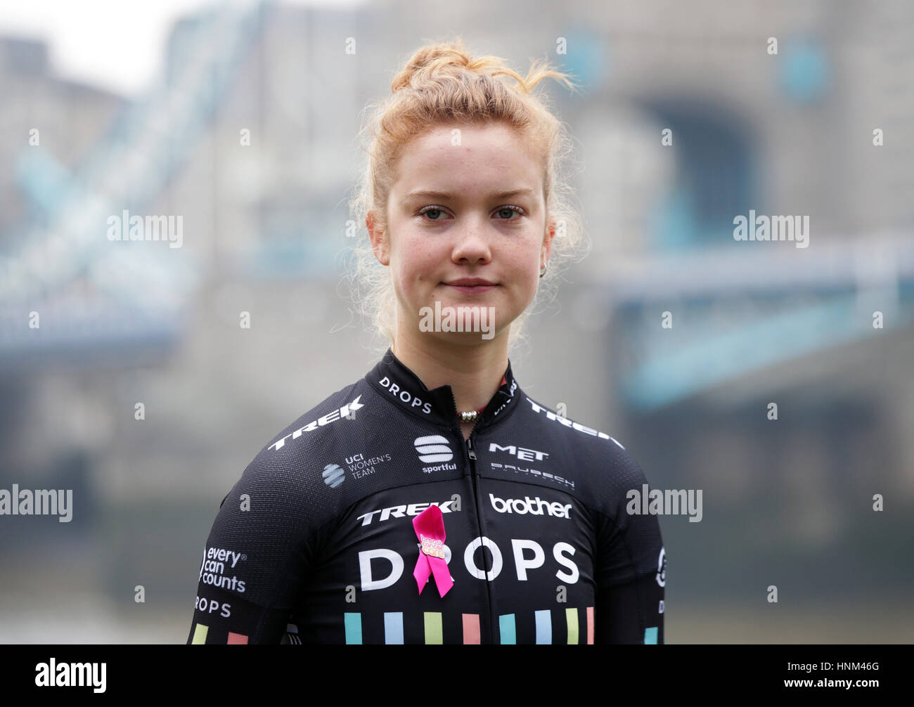 Abi van twisk, che corre per gocce Cycling Team, durante un photocall per visualizzare in anteprima il 2017 donne Tour in Bicicletta presso il Tower Bridge di Londra. Foto Stock