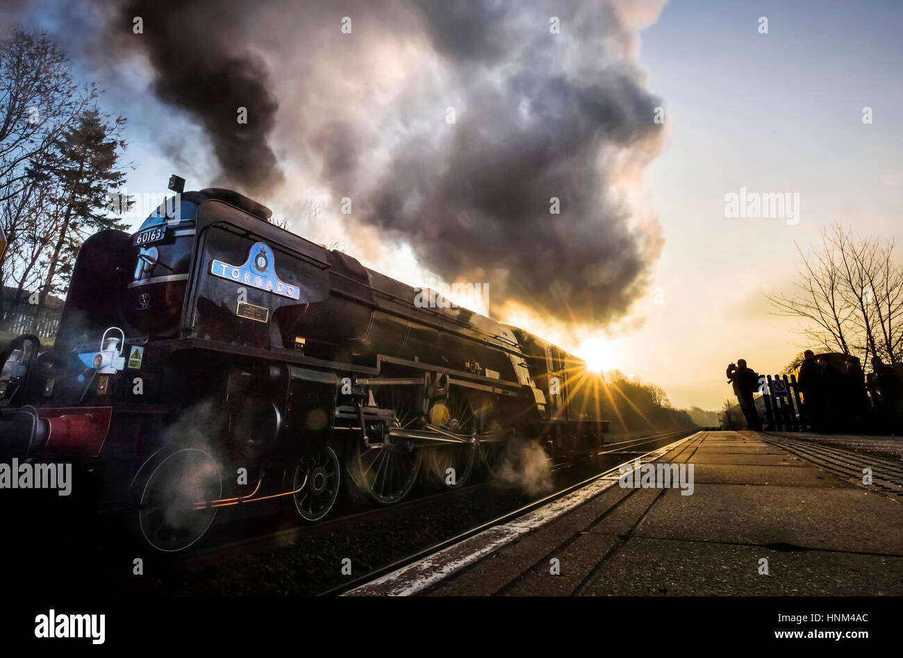 Il Tornado locomotiva a Appleby stazione prima si tira il primo calendario di linea principale a vapore e servizio di bolina per mezzo secolo attraverso il viadotto Ribblehead nel North Yorkshire. Foto Stock