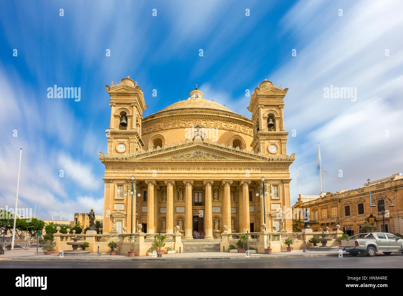 Mosta, Malta - La Chiesa dell Assunzione della Beata Vergine Maria, conosciuto anche come il duomo di Mosta a luce diurna con nuvole in movimento Foto Stock