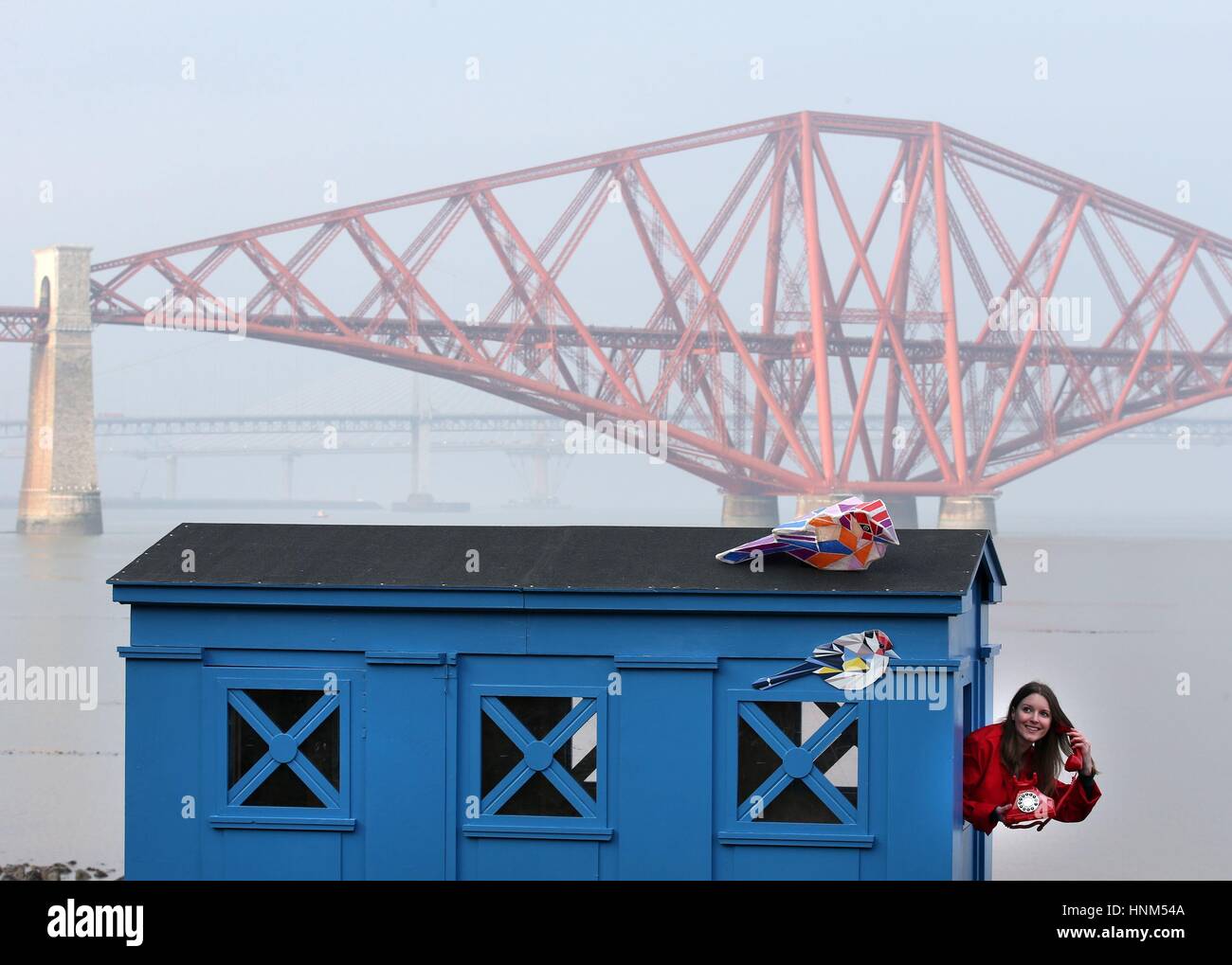 Sarah Thomas Moments in Time curator accanto a un box di polizia pieno di alcune delle 101 invenzioni scozzesi che fa parte della mostra Moments in Time, che viene lanciata al Forth Bridge nel South Queensferry. L'Edinburgh International Science Festival si svolge dal 1 al 16 aprile 2017. Foto Stock