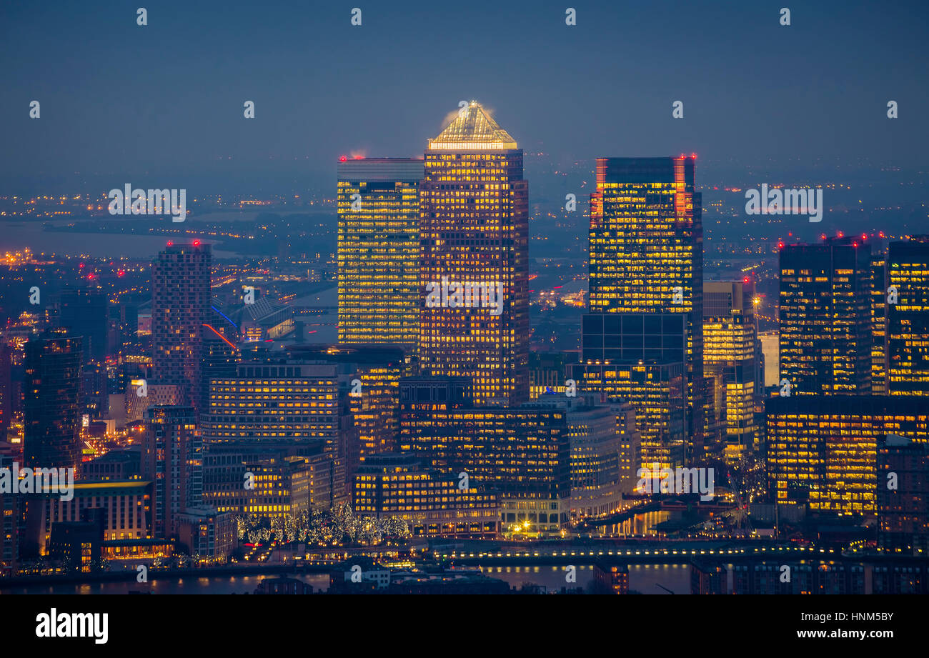 Londra, Inghilterra - vista dello skyline di grattacieli di Canary Wharf, il principale quartiere degli affari di Londra al blue ora Foto Stock