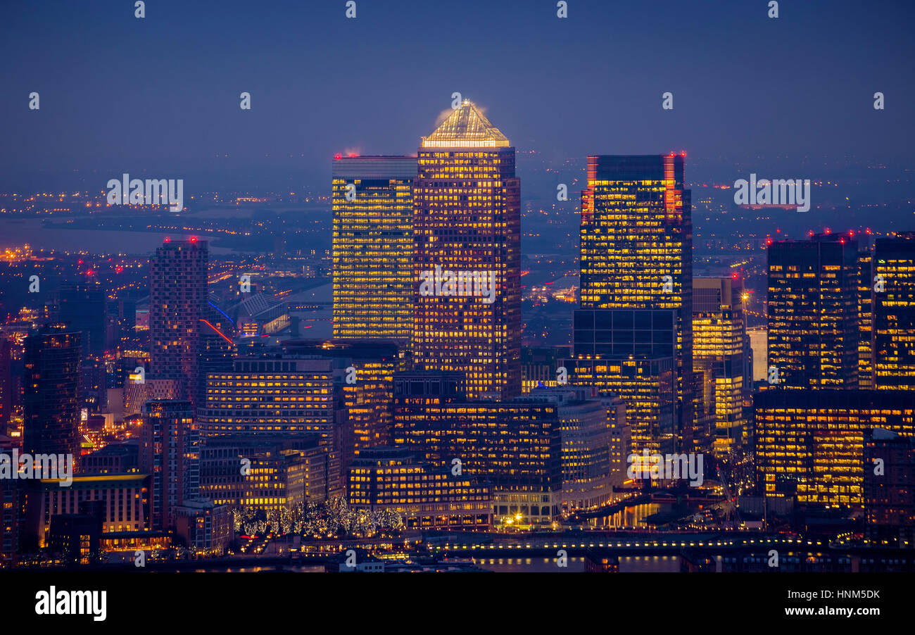 Londra, Inghilterra - vista dello skyline di grattacieli di Canary Wharf, il principale quartiere degli affari di Londra al blue ora Foto Stock