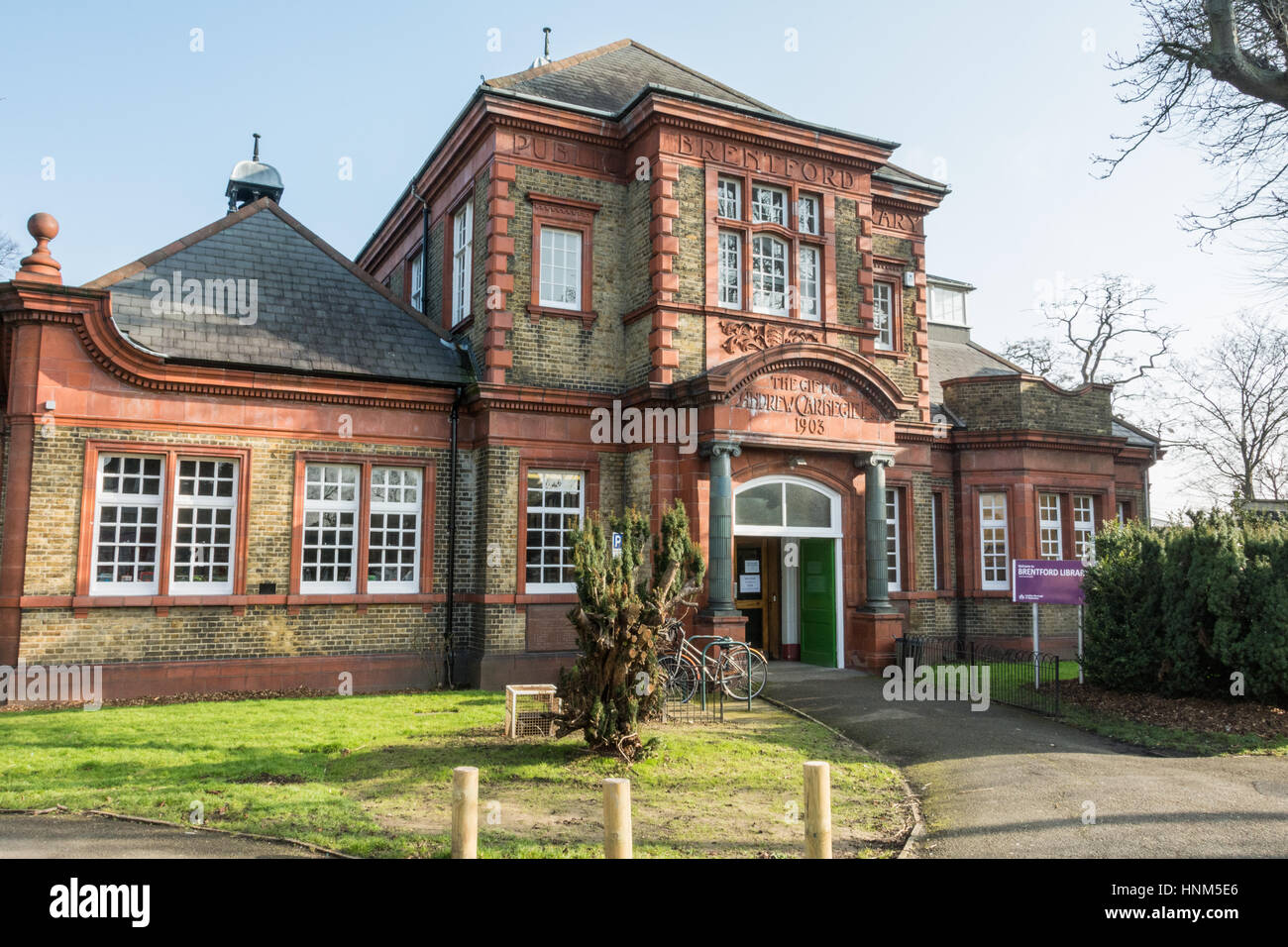 Brentford Library è un edificio classificato Grade II a Boston Manor Road, Brentford, Londra. Foto Stock