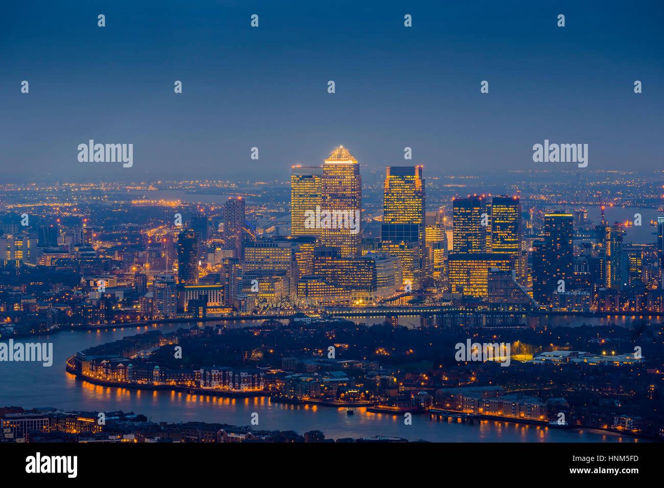 Londra, Inghilterra - panoramica vista sullo skyline di Londra est con i grattacieli di Canary Wharf a blue ora Foto Stock