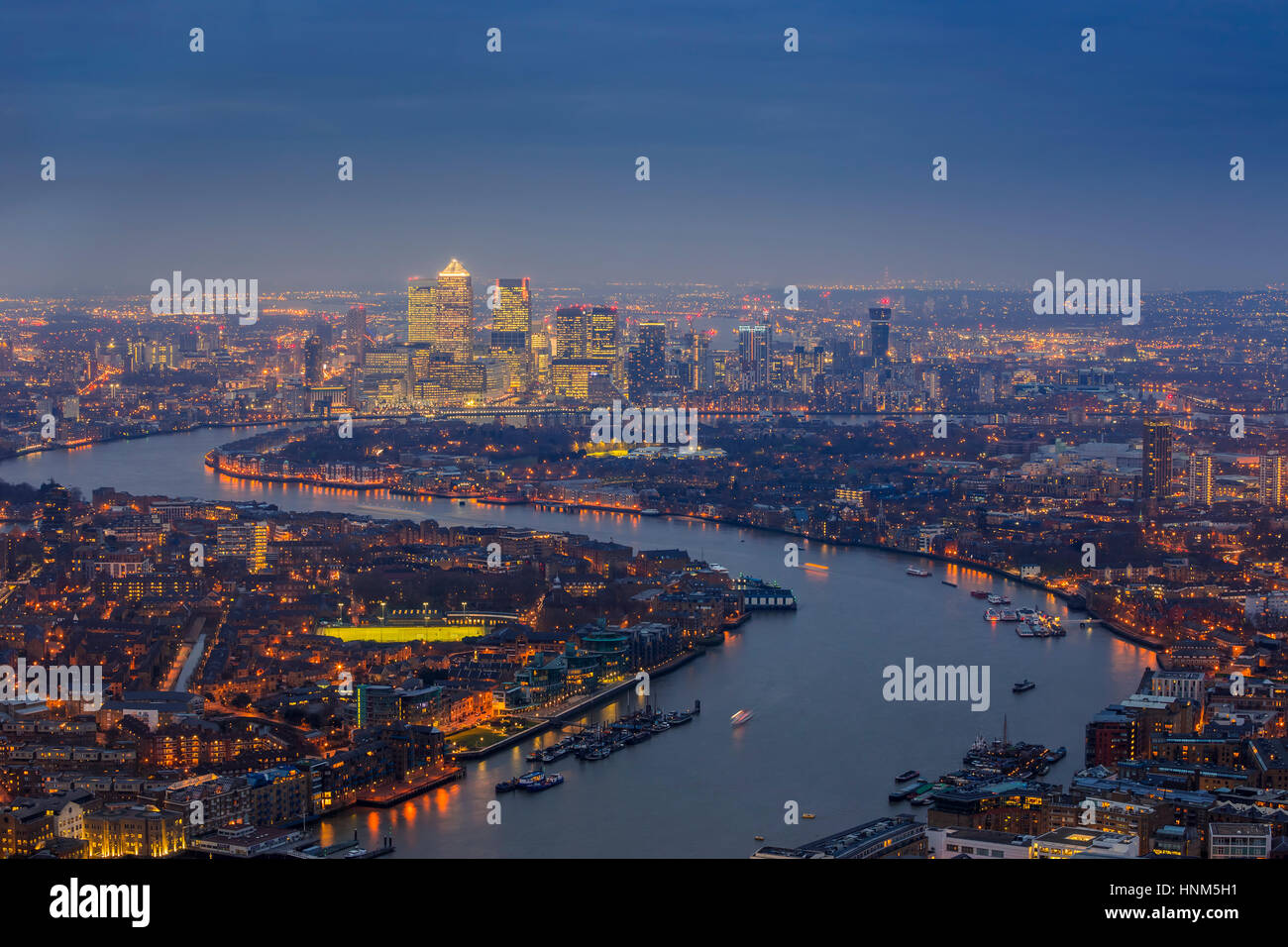 Londra, Inghilterra - panoramica vista sullo skyline di Londra est con i grattacieli di Canary Wharf a blue ora Foto Stock