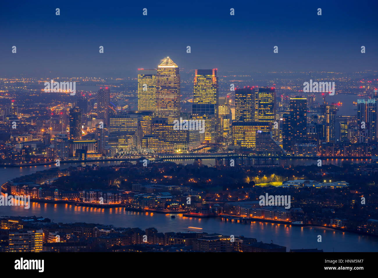 Londra, Inghilterra - panoramica vista sullo skyline di Londra est con i grattacieli di Canary Wharf a blue ora Foto Stock
