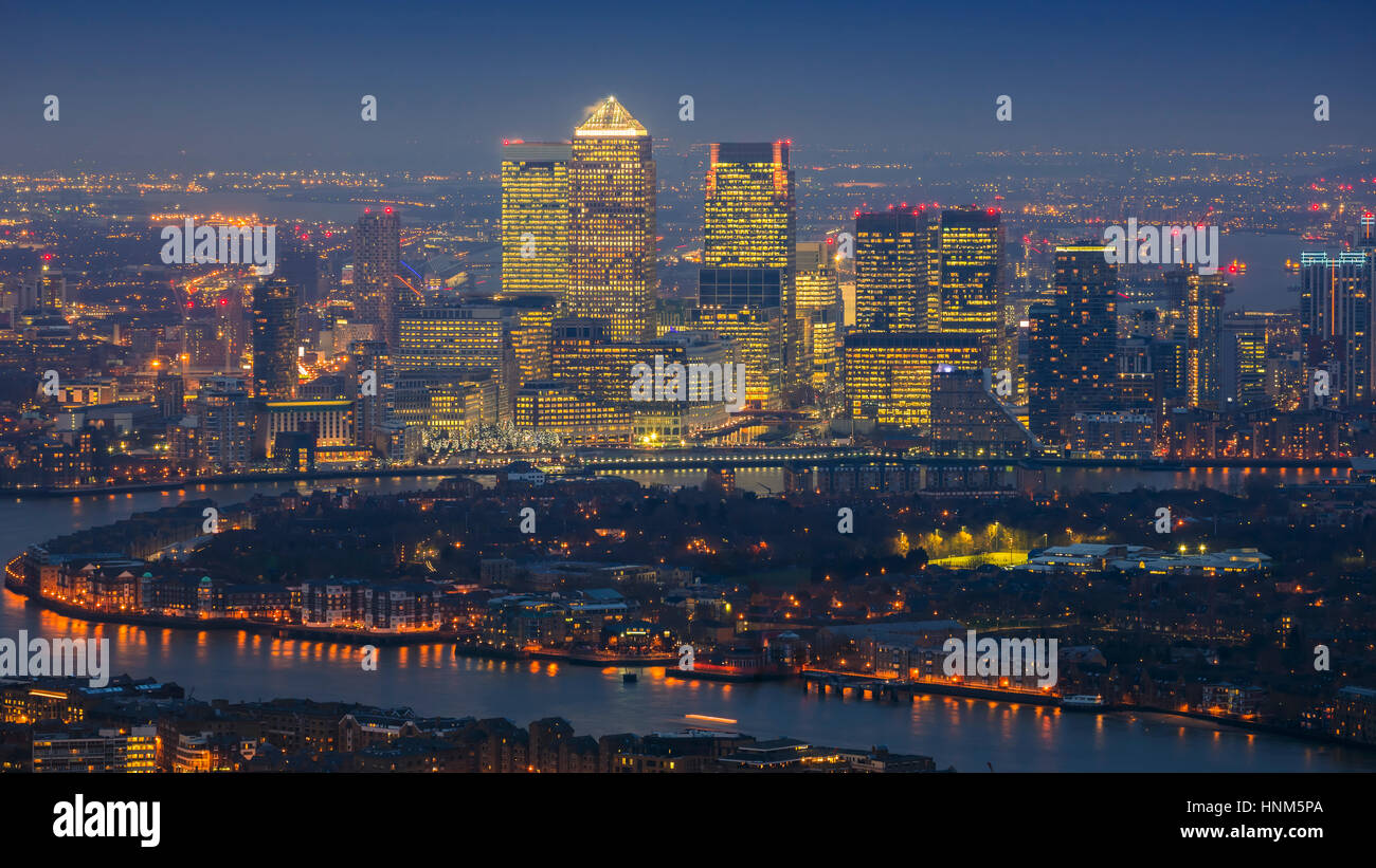 Londra, Inghilterra - panoramica vista sullo skyline di Londra est con i grattacieli di Canary Wharf a blue ora Foto Stock